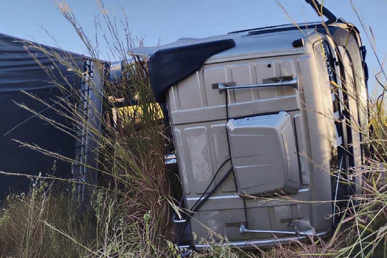 Carreta tomba na BR-122 após motorista desviar de colisão em Guanambi