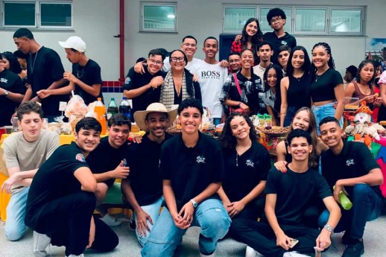 Estudantes transformam lendas e histórias de idosos em livro no interior da Bahia