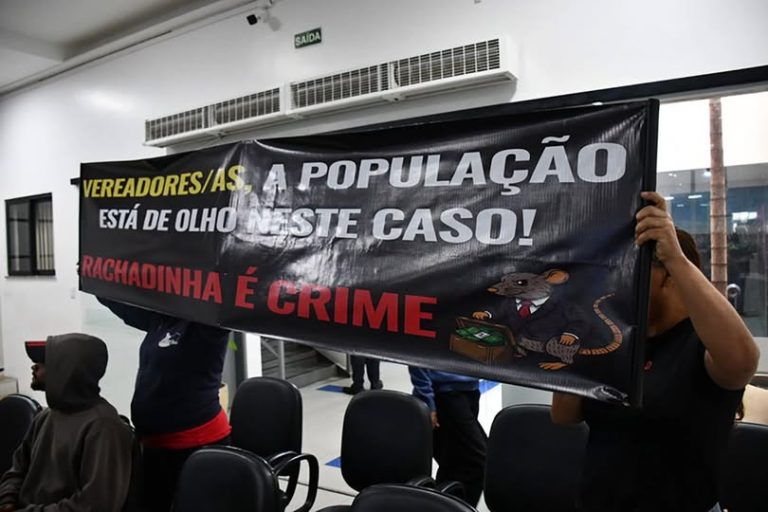 Manifestantes invadem Câmara de Conquista e cobram investigação sobre rachadinha