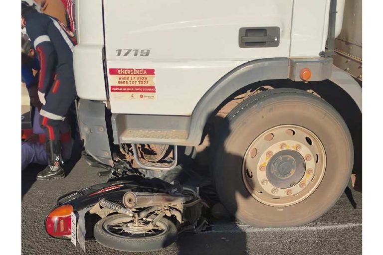 Motociclista fica ferida após batida com caminhão em rotatória da UNEB em Guanambi