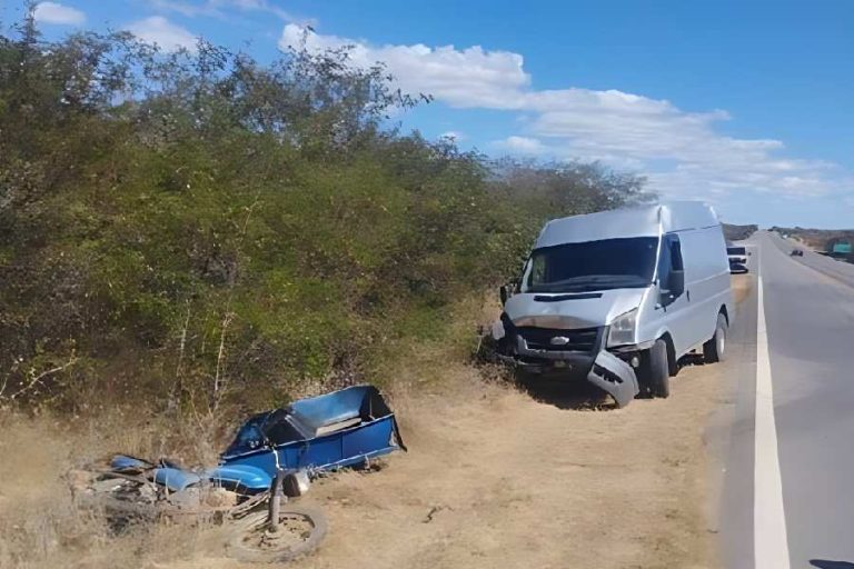 Motociclista fica ferido após van perder controle e bater na BR-030 em Palmas de Monte Alto