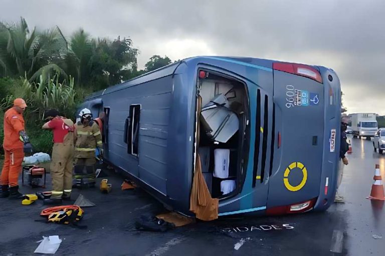 Ônibus da Cidade Sol tomba na BR-324 e deixa um morto na Bahia