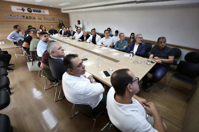 Secretária de Saúde debate ampliação da assistência hospitalar com prefeitos da região de Brumado