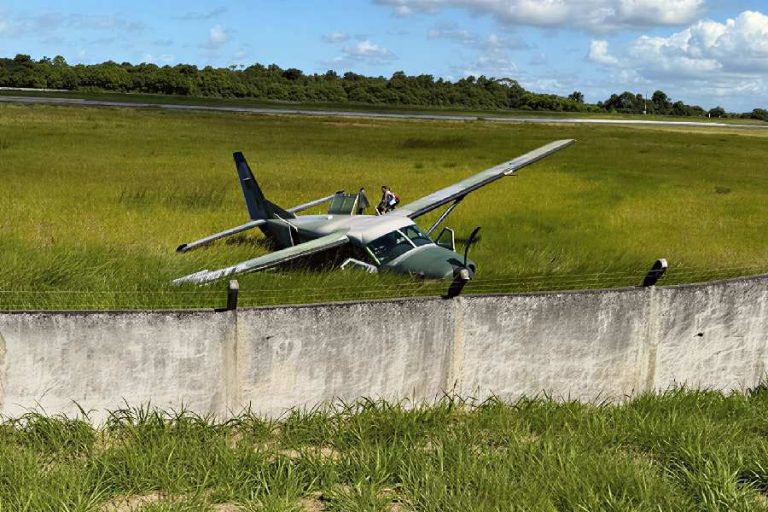 Avião da FAB ultrapassa pista e para em área de gramado no aeroporto de Porto Seguro