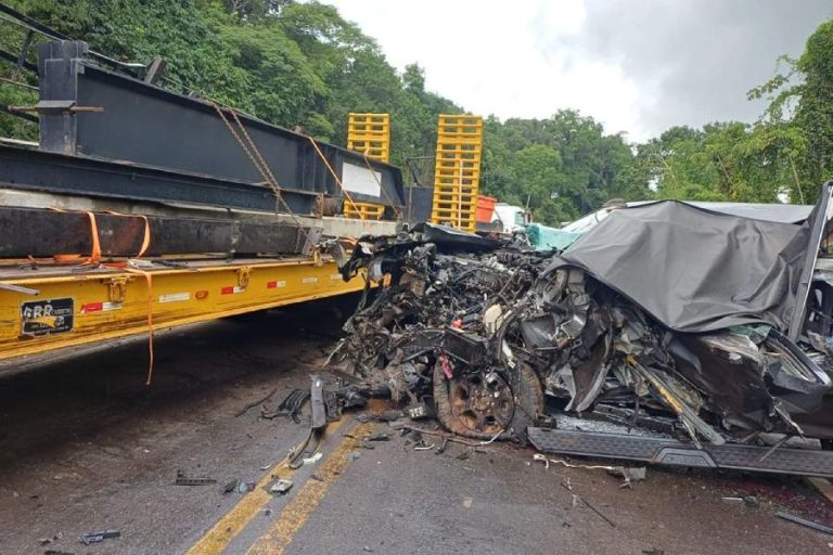 Batida entre caminhonete e carreta mata três pessoas e bloqueia BR-110 em Catu