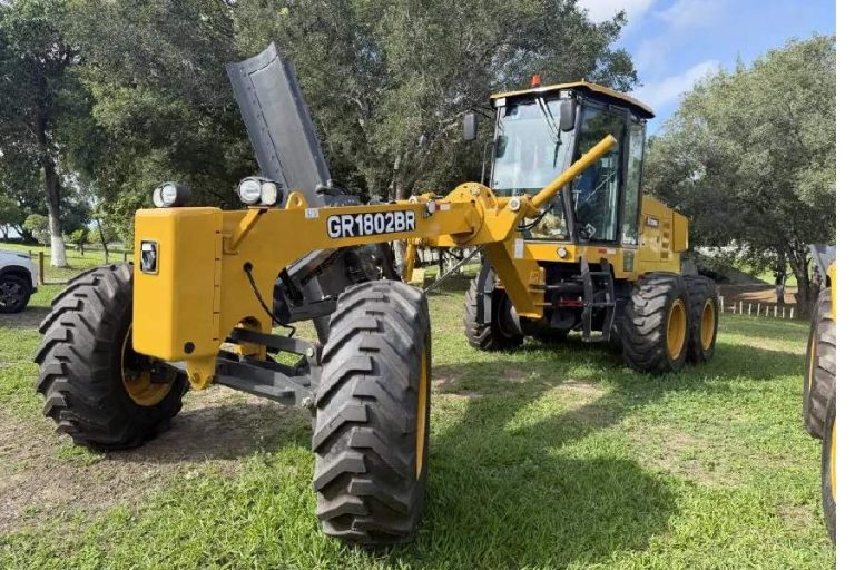 Brumado recebe nova motoniveladora e amplia investimentos na infraestrutura rural