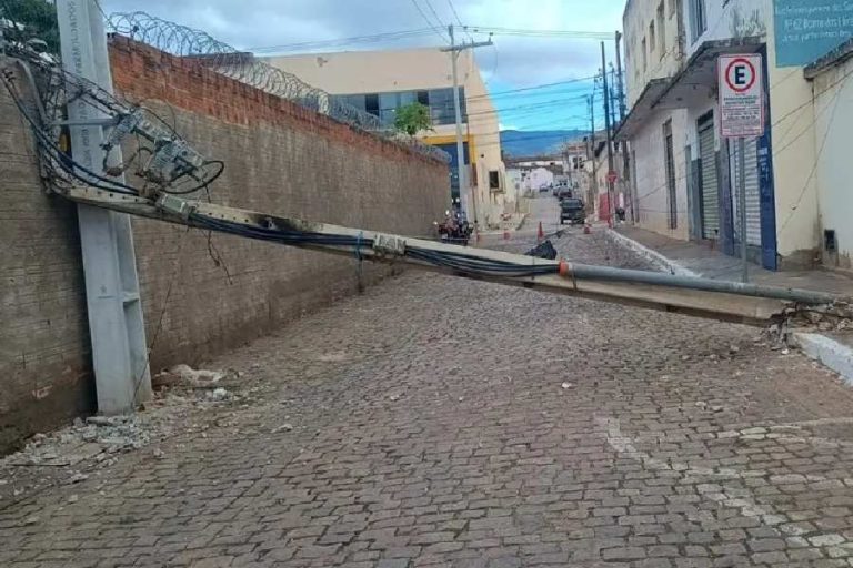 Caminhão derruba poste e provoca apagão em área comercial de Brumado