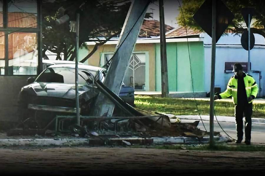 Carro destrói poste após acidente em avenida movimentada de Conquista