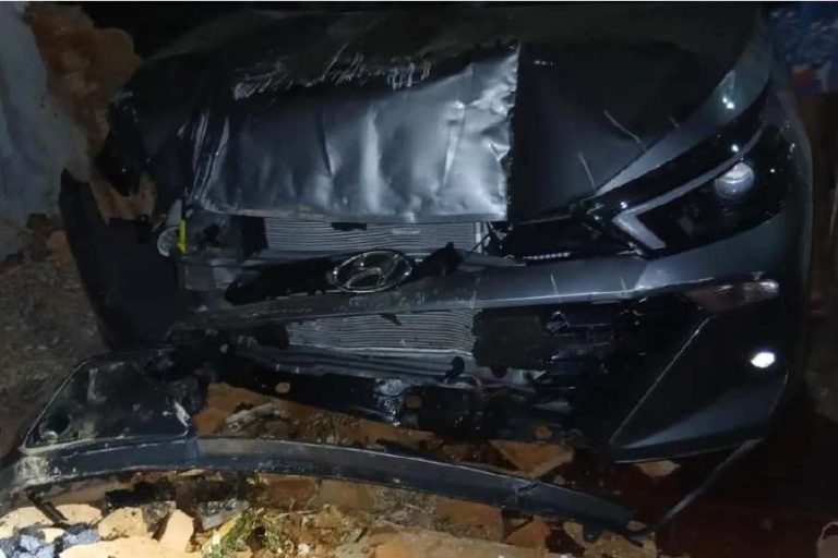 Carro invade garagem de casa e destrói muro em Livramento de Nossa Senhora