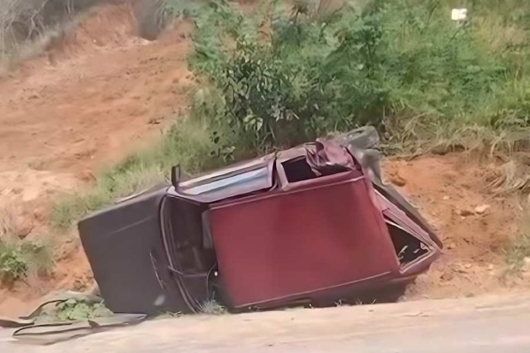 Fiat Uno é destruído em batida e moradores voltam a cobrar quebra-molas em Jequié