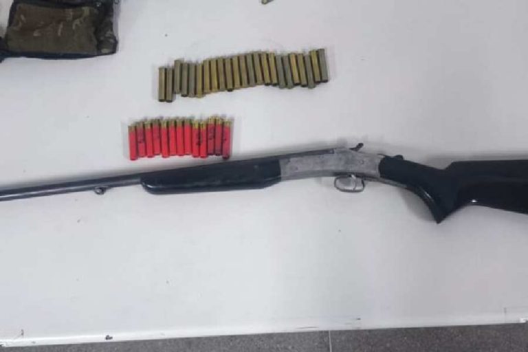 Homem é preso após disparos dentro de casa e polícia apreende arma e munições em Candiba