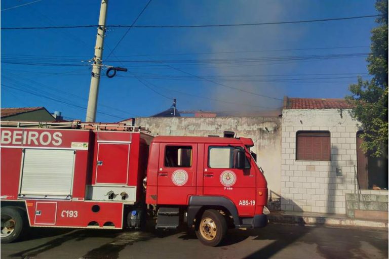 Incêndio em casa mobiliza bombeiros e polícia no bairro São Félix em Brumado