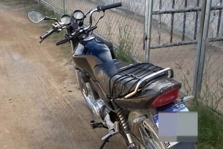 Jovem empina moto, tenta escapar da PM e acaba com veículo apreendido em Guanambi
