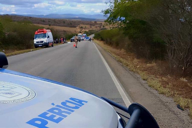 Jovem morre em acidente com carreta na BR-030 e causa congestionamento em Brumado