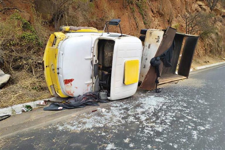 Motorista fica ferido após caminhão bater em paredão de pedras na BR-030 em Guanambi