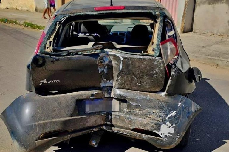 Motorista perde controle e carro invade salão de beleza em Guanambi