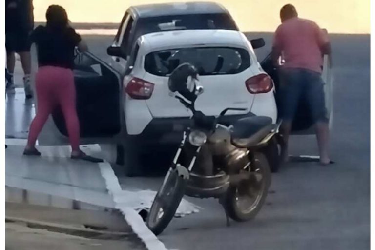 Mulher destrói carro com marteladas e cena viraliza em Caraíbas