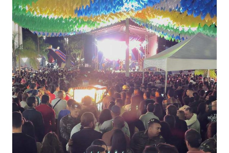 Multidão lota praça e abre 13 dias de festa no Santo Antônio de Paramirim
