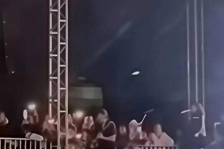 Palco cede durante show de Amado Batista e provoca correria no São João de Itapetinga