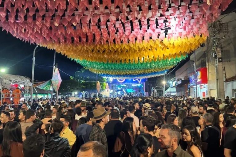 São Pedro dos Olhos D’Água atrai multidão e encerra festa com grandes shows em Brumado