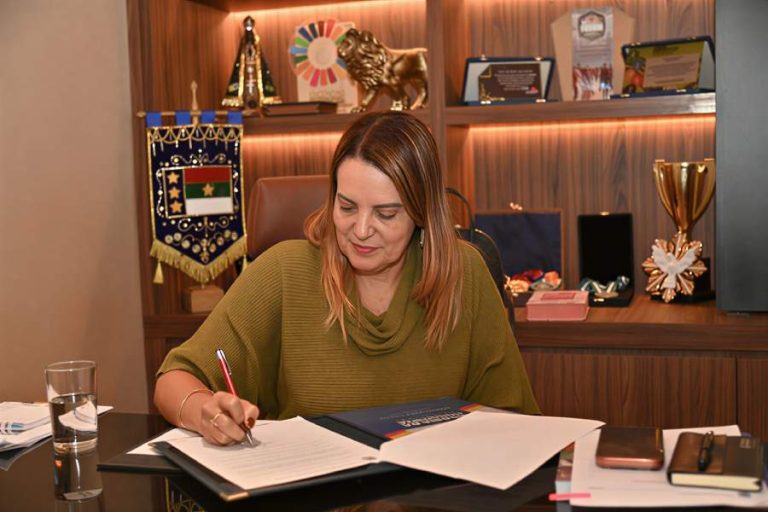 Sheila sanciona lei que corta pela metade taxa de esgoto em Vitória da Conquista
