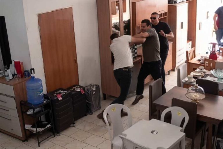Vídeo mostra prefeito agredindo vereador dentro de loja em Correntina