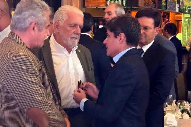 Wagner surpreende ao cumprimentar ACM Neto, Roma e Coronel em jantar político na Bahia