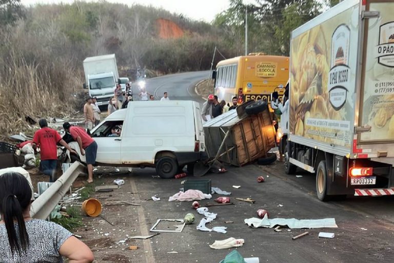 Acidente com três veículos interdita trecho de rodovia em Licínio de Almeida