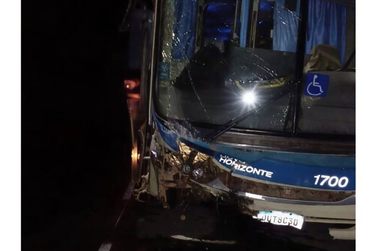 Acidente entre ônibus e carros deixa feridos na rodovia entre Vitória da Conquista e Barra do Choça