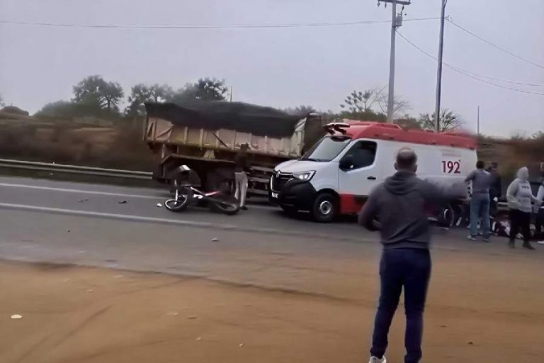 Carreta atinge ambulância do SAMU durante atendimento a acidente no Anel Viário de Conquista