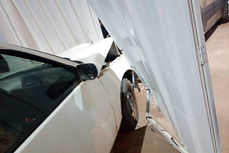 Carro perde os freios, invade casa e assusta moradores no centro de Maetinga