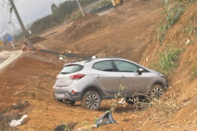 Carro sai da pista e cai em ribanceira em Barra do Choça