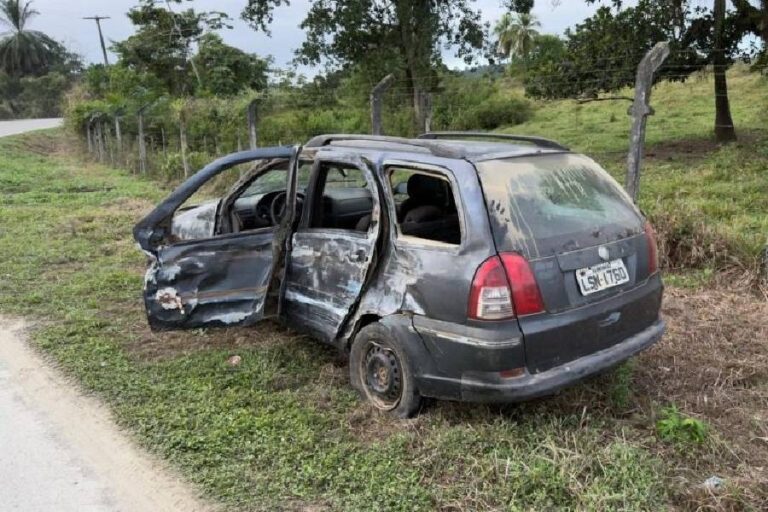 Colisão entre carro e ônibus deixa duas pessoas feridas em Ipiaú