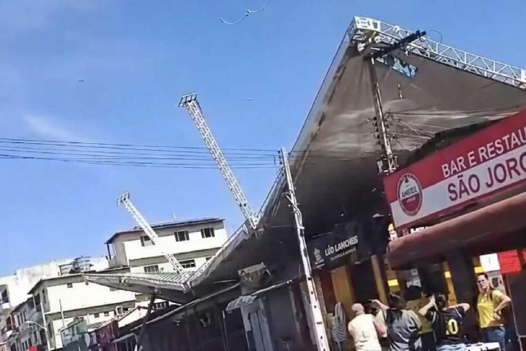 Estrutura do São João desaba sobre quiosques e quase atinge poste em Tanhaçu