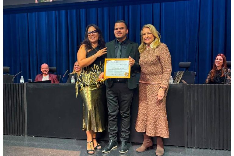 Fisioterapeuta de Ibipitanga é homenageado na Alesp por atuação na saúde estética