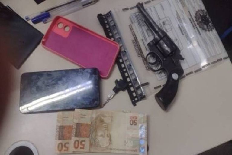 Homem é preso por porte ilegal de arma após denúncia em posto de combustíveis de Guanambi