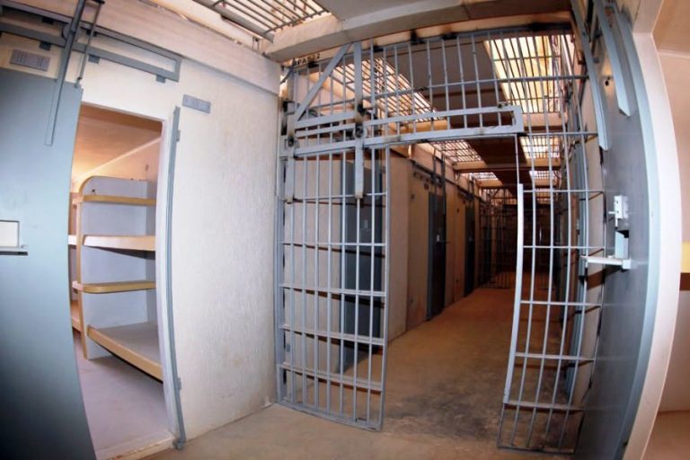 Homem fica preso ilegalmente por quase 500 dias após falha em alvará na Bahia