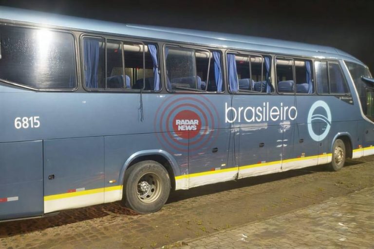 Homem furta ônibus em rodoviária na Bahia, bate em poste e é preso após perseguição de 30 quilômetros