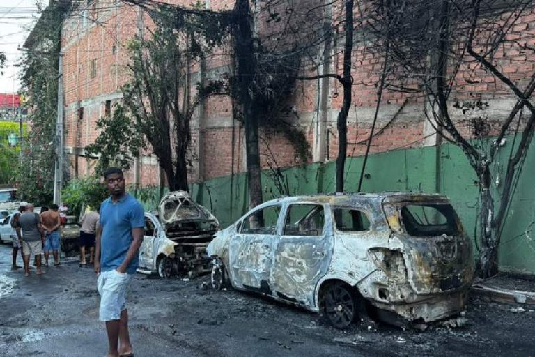 Incêndio destrói seis veículos após queda de fiação em Salvador