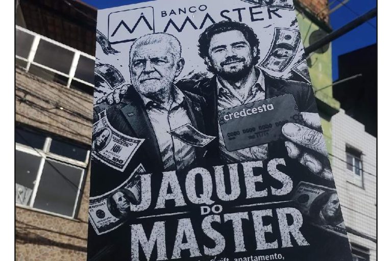 Jaques Wagner é alvo de protestos durante desfile do 2 de Julho em Salvador