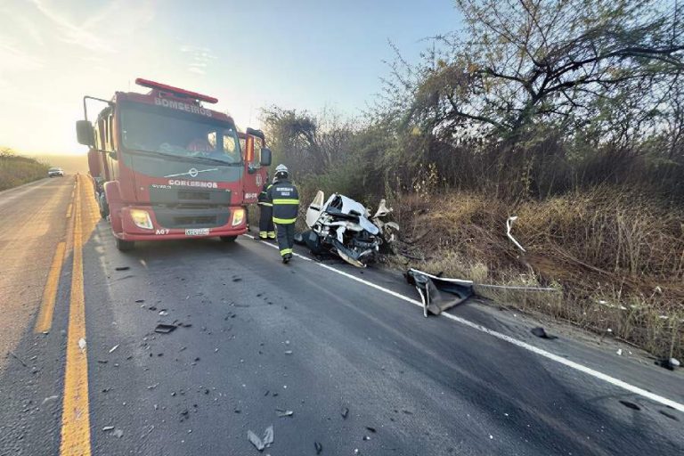 Jovem morre após batida entre ônibus e picape na BA-026 em Contendas do Sincorá