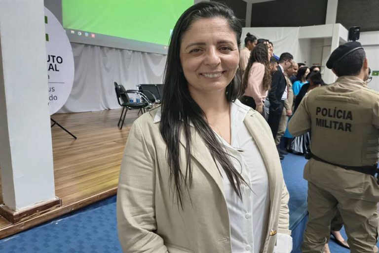 Juíza ministra palestra sobre diretrizes de combate ao feminicídio para policiais do 24º BPM em Brumado