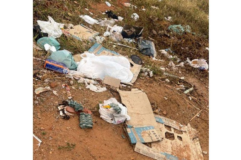 Família recusa sepultamento após encontrar área sem estrutura em cemitério de Ipiaú
