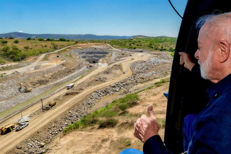 Lula inaugura adutora antes da chegada da água e atribui atraso a erro de cálculo