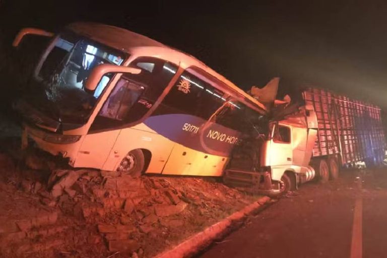 Mãe e filho de 5 anos morrem em acidente com ônibus da Novo Horizonte e carreta