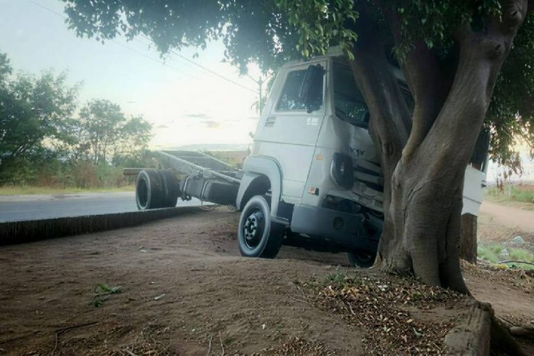 Motorista perde controle de caminhão e bate em árvore na saída de Guanambi