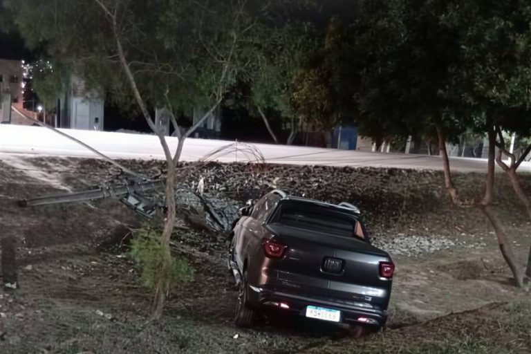 Motorista perde controle de caminhonete e bate em poste na BA-142 em Barra da Estiva