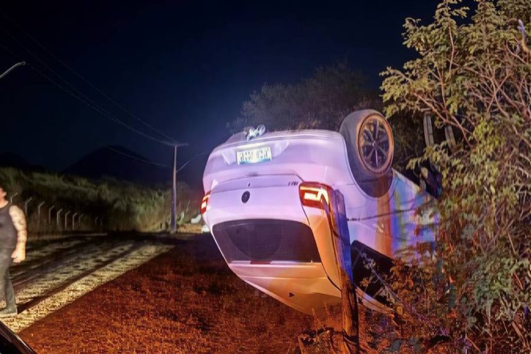 Motorista perde controle de carro e capota após desviar de moto em Ituaçu
