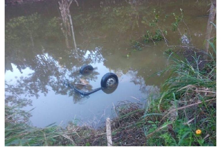 Mulher morre após carro cair em represa na zona rural de Ibicaraí