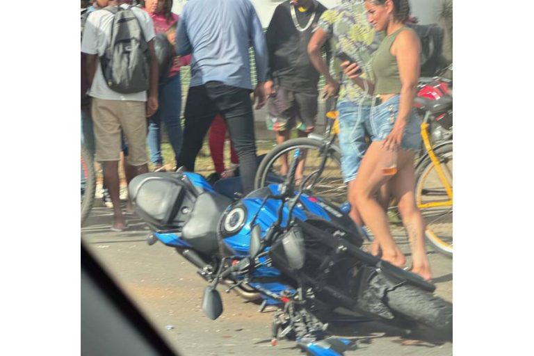 Acidente entre motocicleta e bicicleta deixa feridos na Avenida Brumado em Conquista